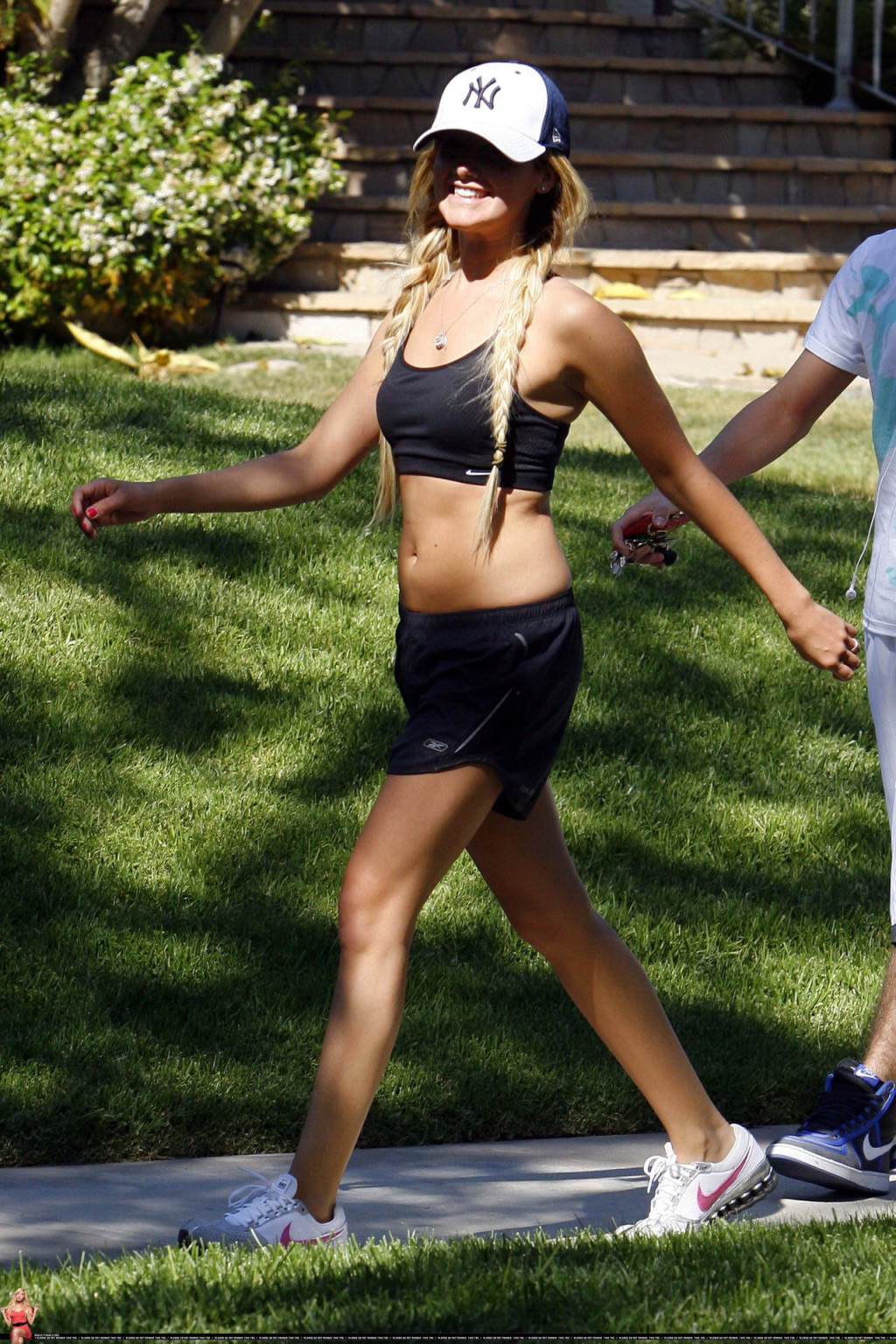Ashley tisdale montre son corps sexy en faisant son jogging en chemise et short à ventre
 #75343877