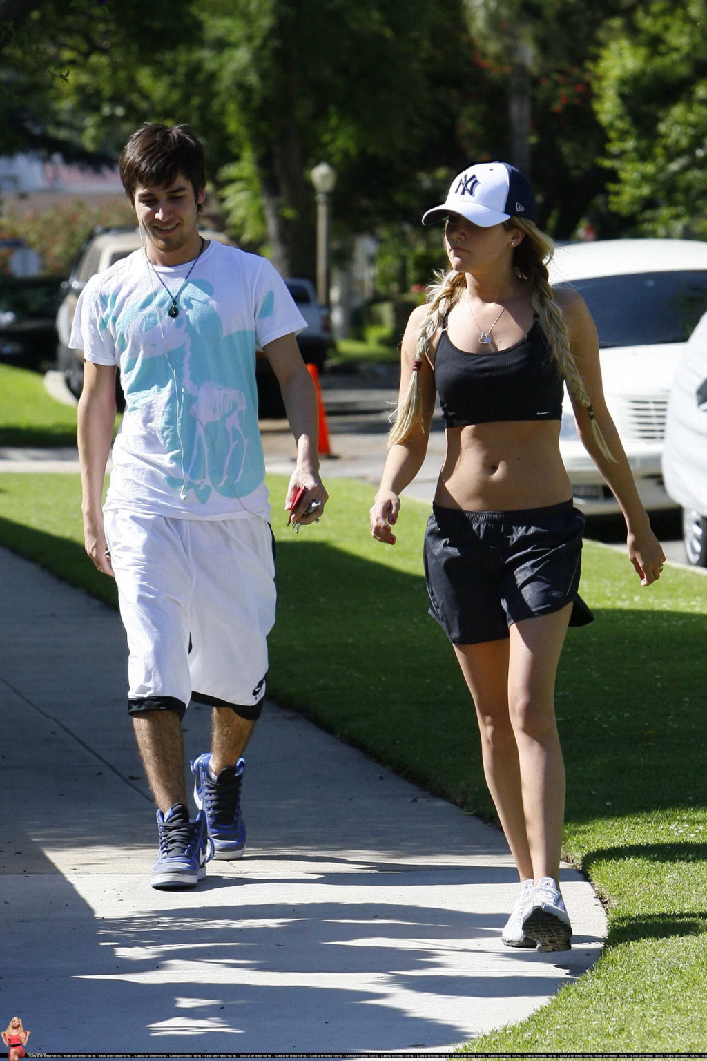 Ashley tisdale montre son corps sexy en faisant son jogging en chemise et short à ventre
 #75343890