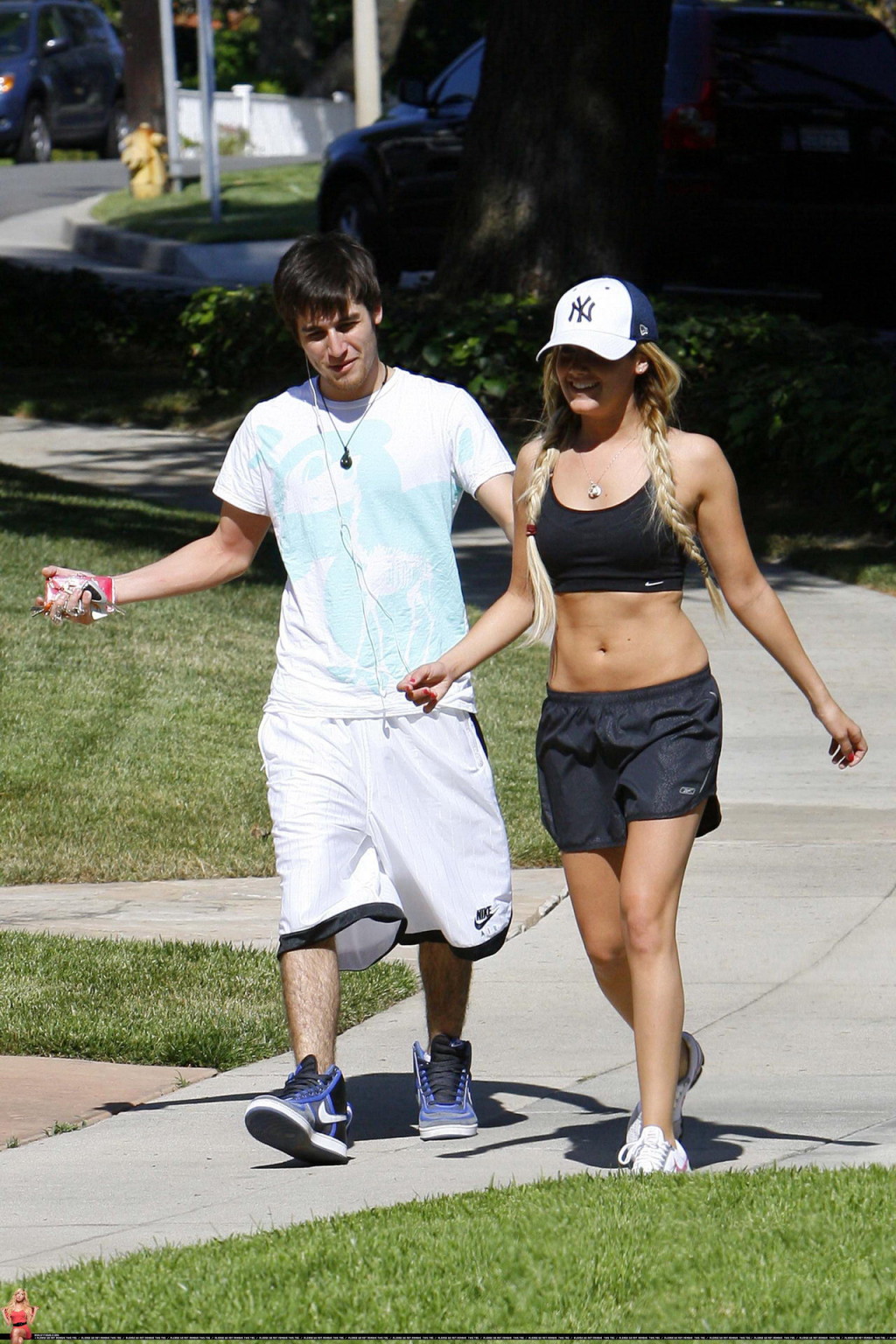 Ashley tisdale montre son corps sexy en faisant son jogging en chemise et short à ventre
 #75343905