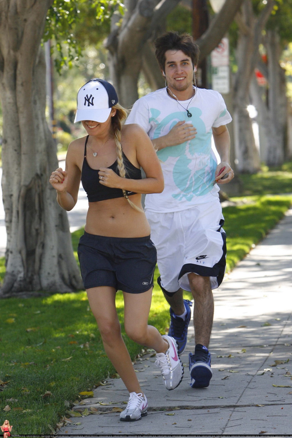 Ashley tisdale montre son corps sexy en faisant son jogging en chemise et short à ventre
 #75343908