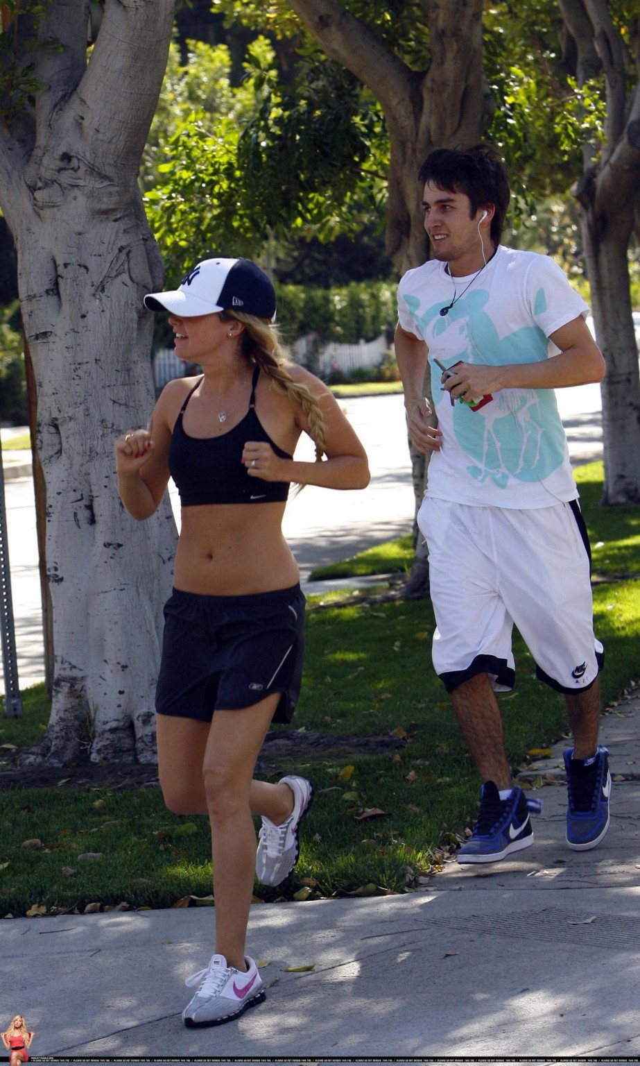 Ashley tisdale montre son corps sexy en faisant son jogging en chemise et short à ventre
 #75343914