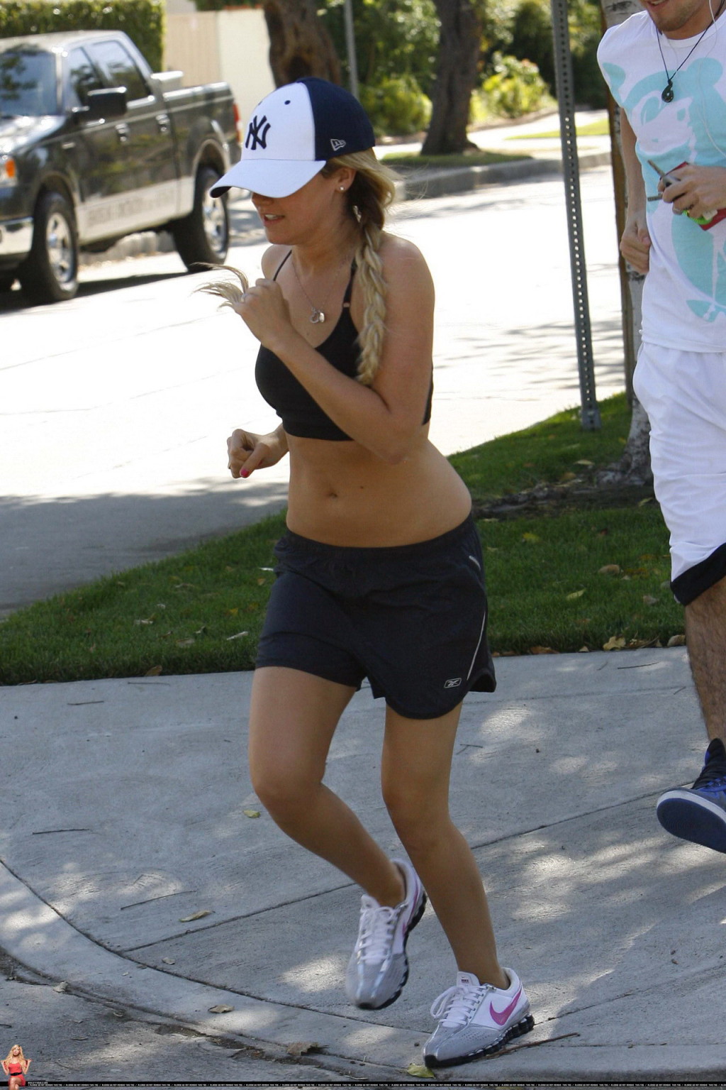 Ashley tisdale montre son corps sexy en faisant son jogging en chemise et short à ventre
 #75343919