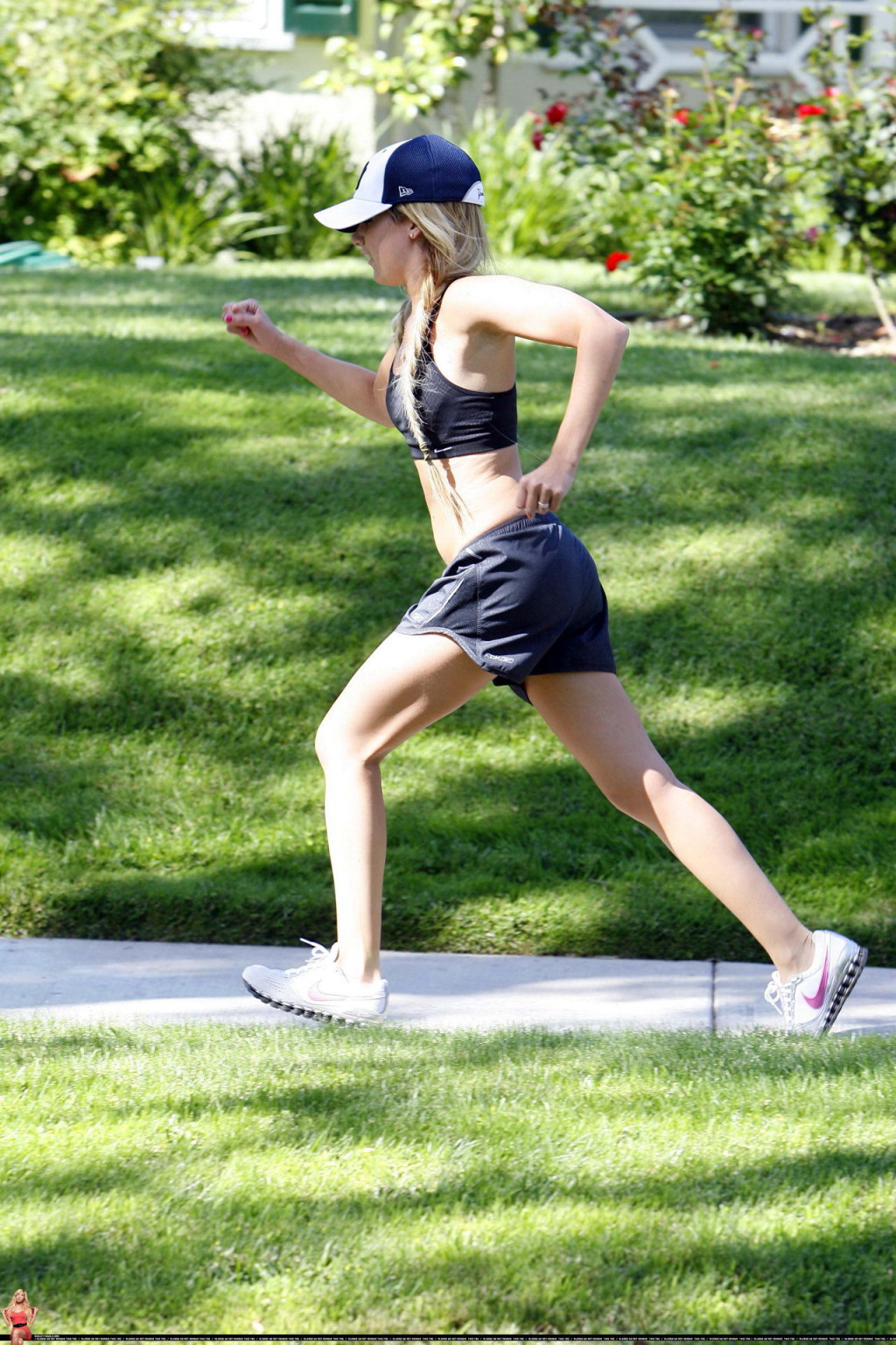 Ashley tisdale montre son corps sexy en faisant son jogging en chemise et short à ventre
 #75343948