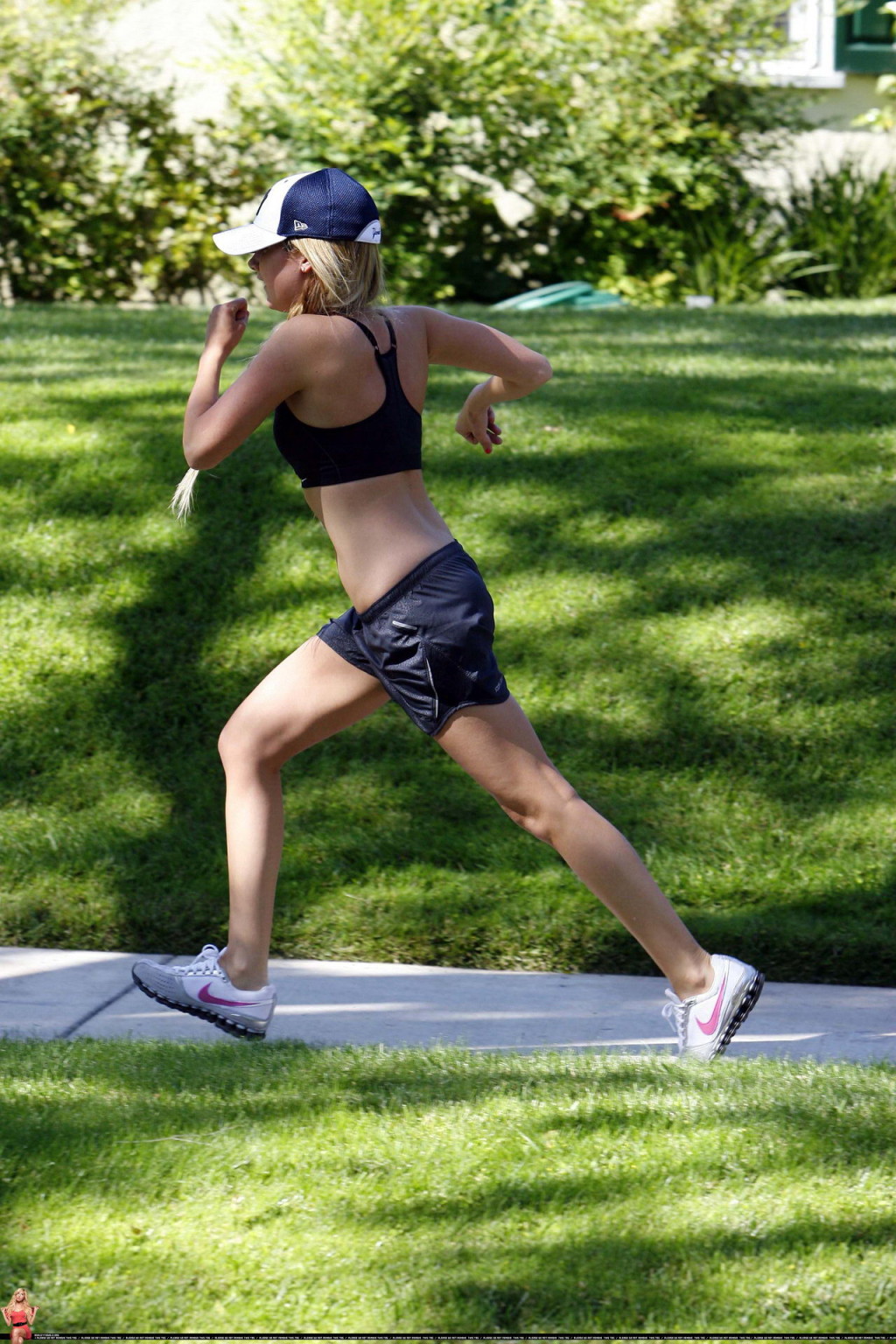 Ashley tisdale montre son corps sexy en faisant son jogging en chemise et short à ventre
 #75343954