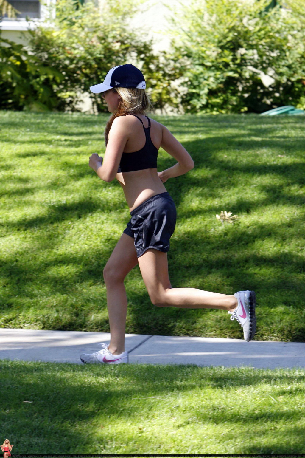 Ashley tisdale montre son corps sexy en faisant son jogging en chemise et short à ventre
 #75343957