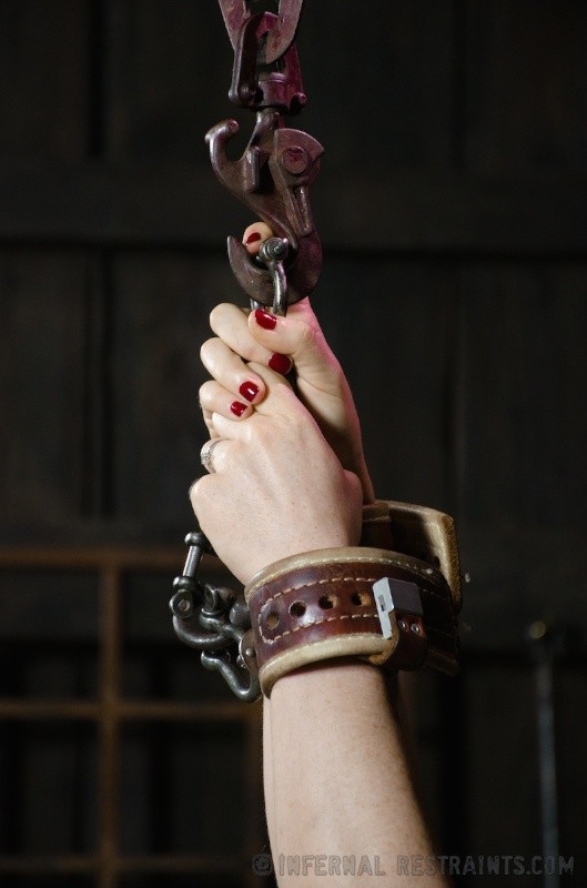Siouxsie qが赤いハイヒールに金属で縛られ、口枷と乳首留めをしている。
 #70800870