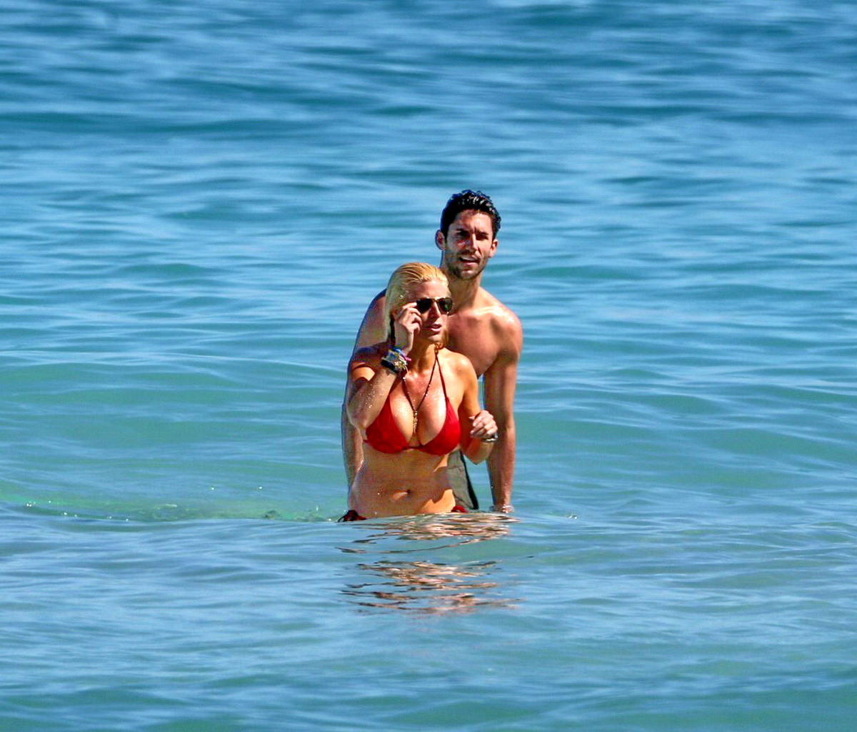 Jill Martin exhibe son corps en bikini sur une plage de Miami.
 #75204616