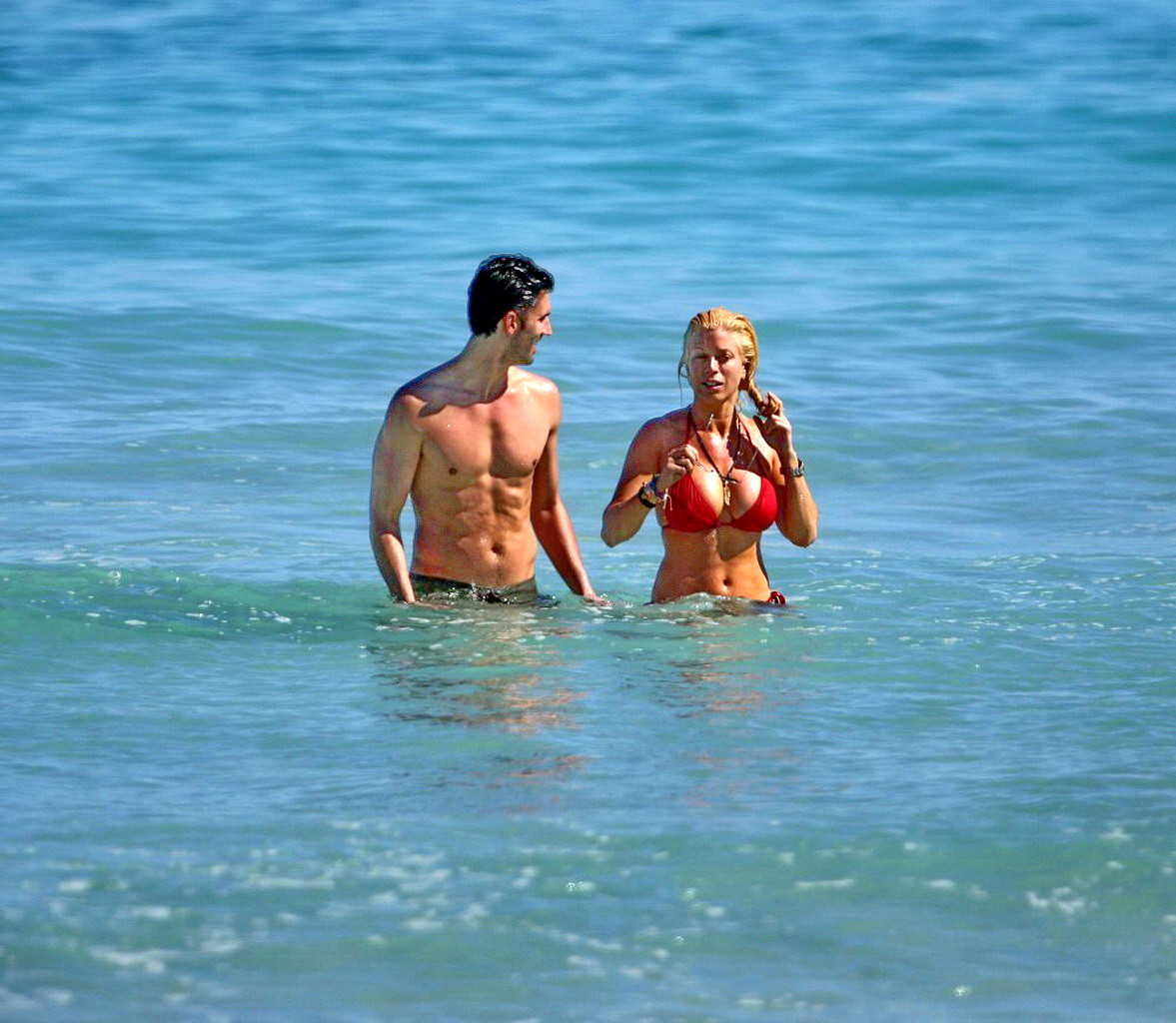 Jill martin mostrando su curvilíneo cuerpo en bikini en una playa de miami
 #75204633