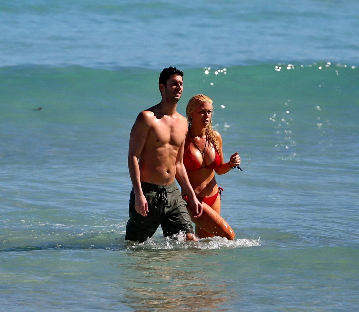 Jill martin mostrando su curvilíneo cuerpo en bikini en una playa de miami
 #75204638