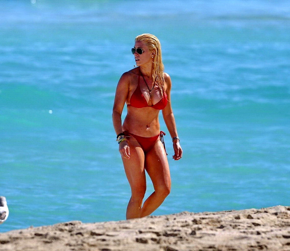 Jill Martin exhibe son corps en bikini sur une plage de Miami.
 #75204669