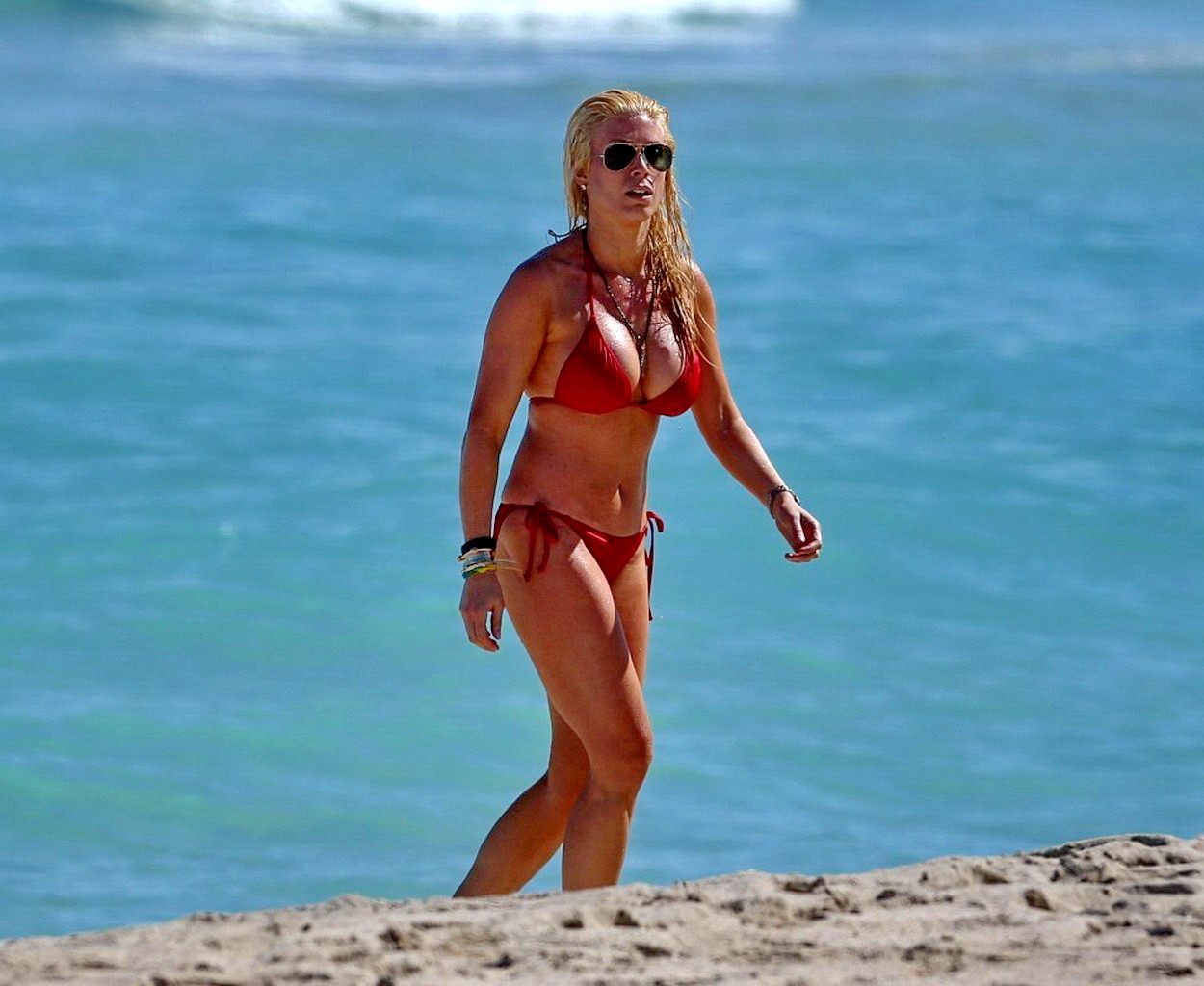 Jill martin zeigt ihren kurvigen Bikini-Körper am Strand von Miami
 #75204682