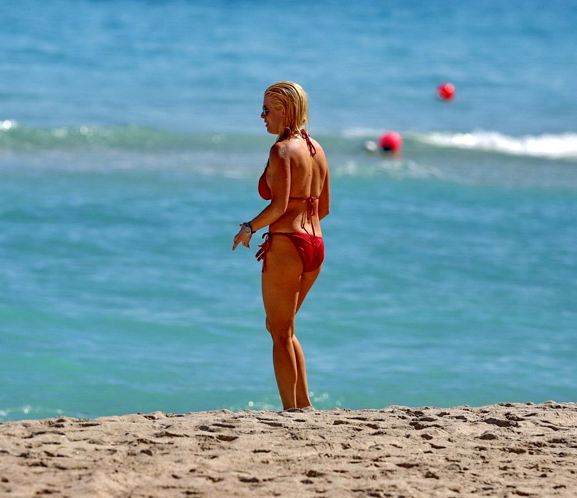 Jill Martin showing off her curvy bikini body on a beach in Miami #75204695