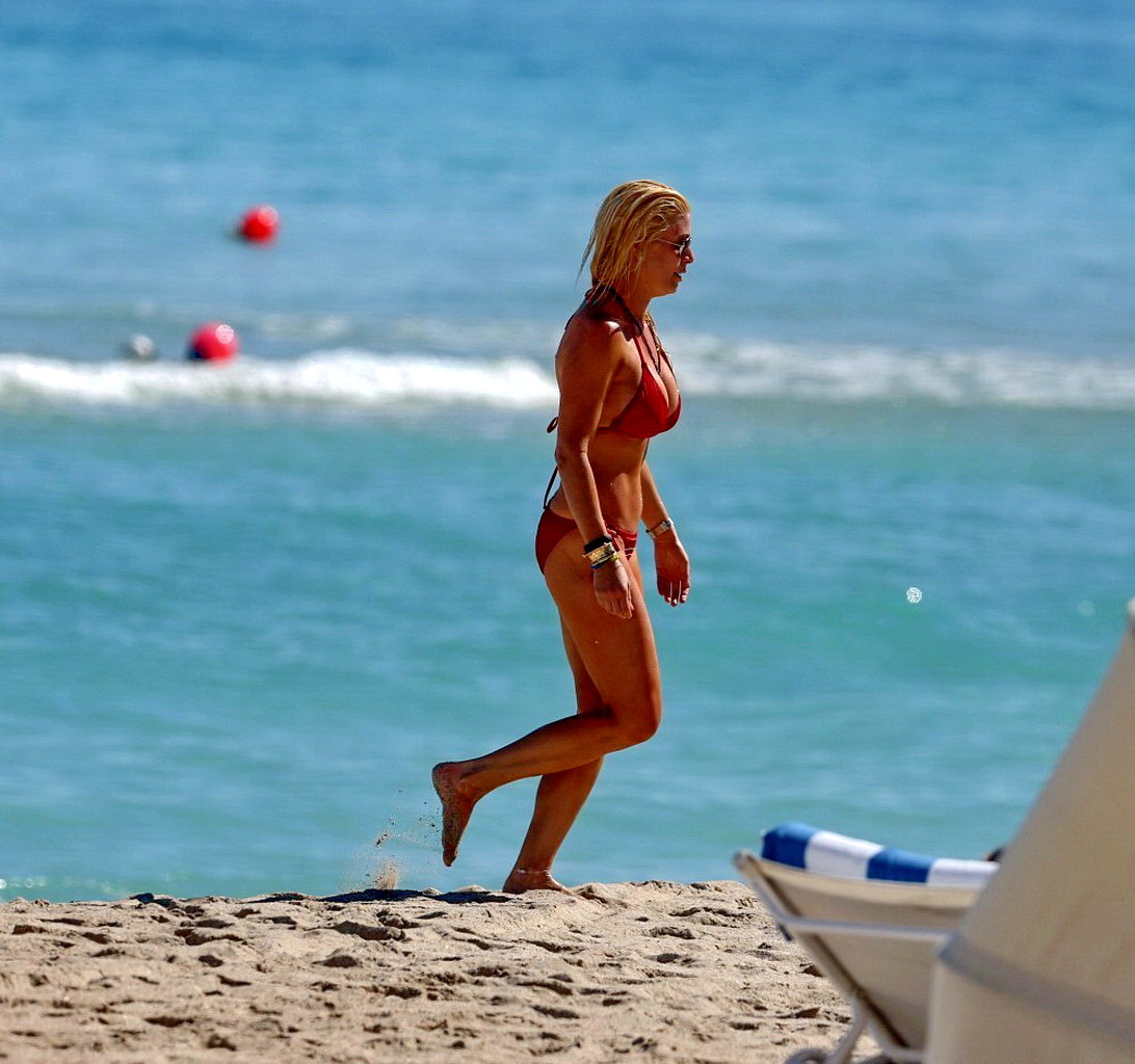 Jill Martin exhibe son corps en bikini sur une plage de Miami.
 #75204711