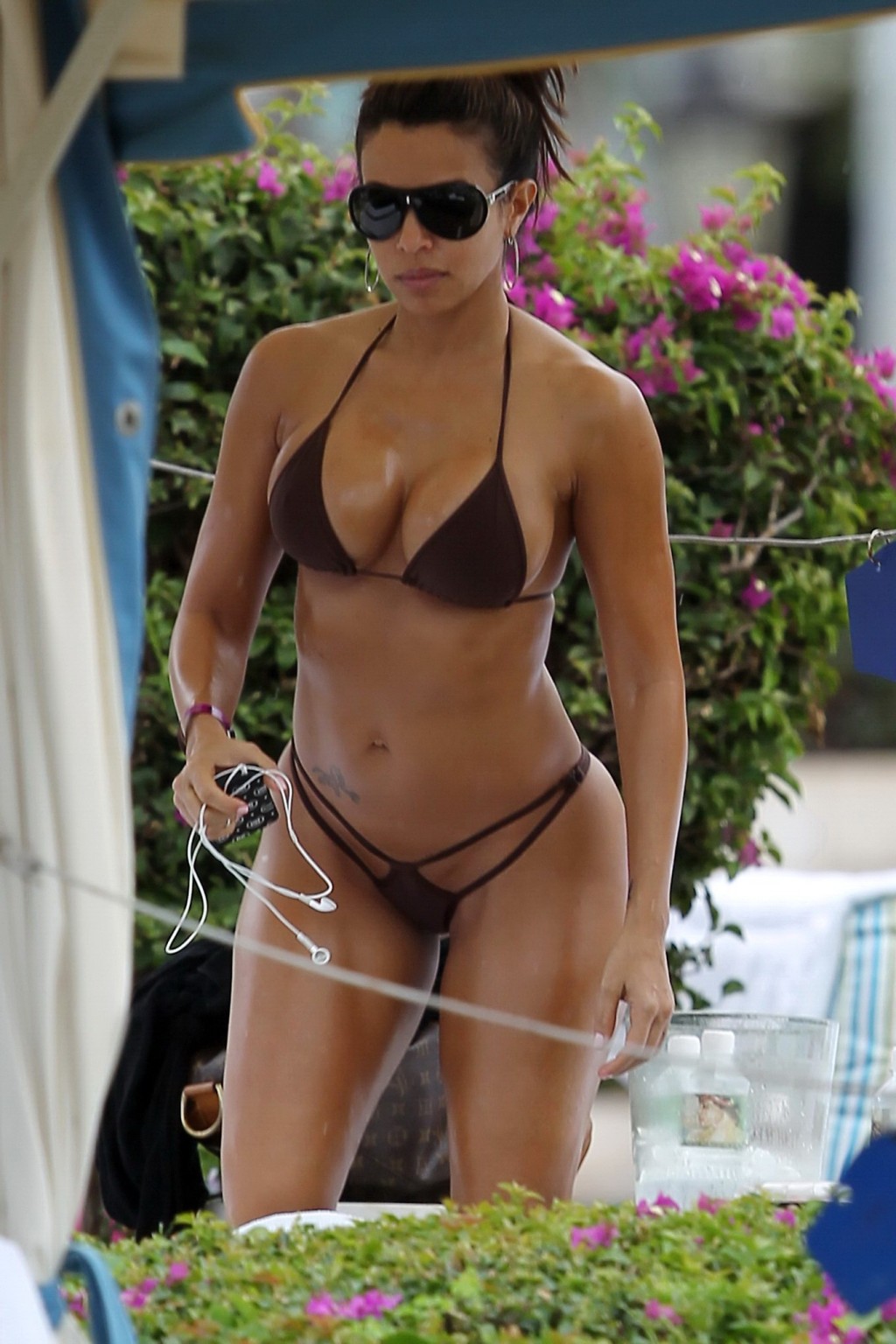 Vida guerra mostrando su curvilíneo cuerpo en bikini junto a la piscina en hawaii
 #75244725