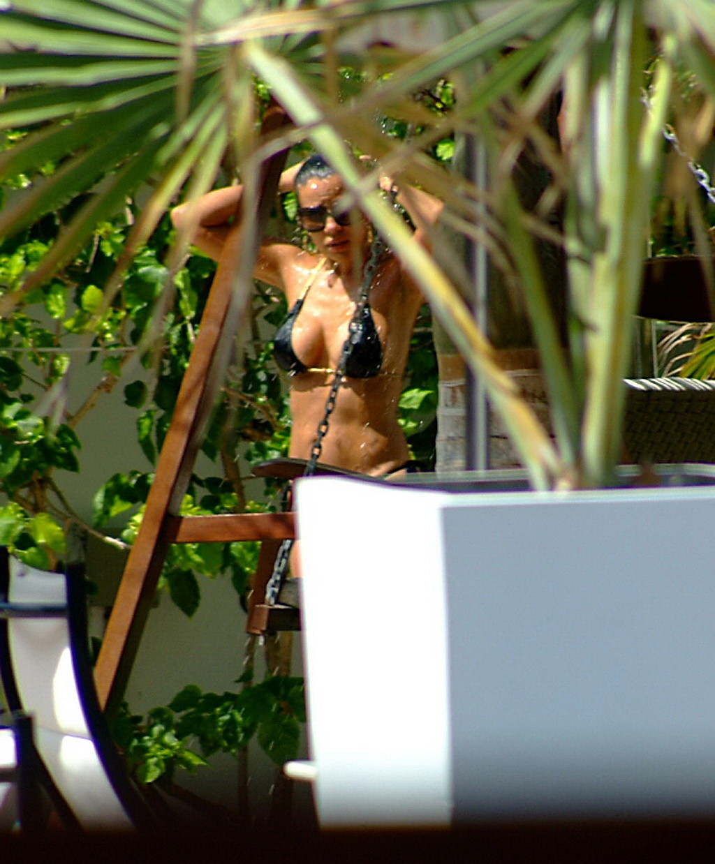 Vida guerra mostrando su curvilíneo cuerpo en bikini junto a la piscina en hawaii
 #75244767