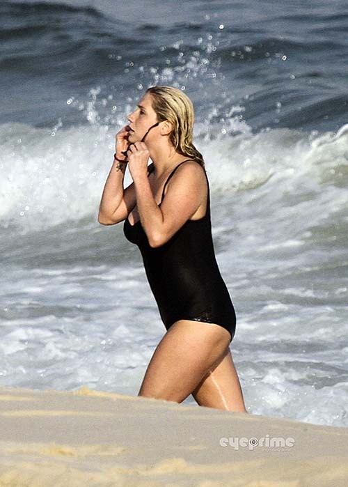 Kesha sebert sexy et chaude en bikini et téton glissé photos paparazzi
 #75286559