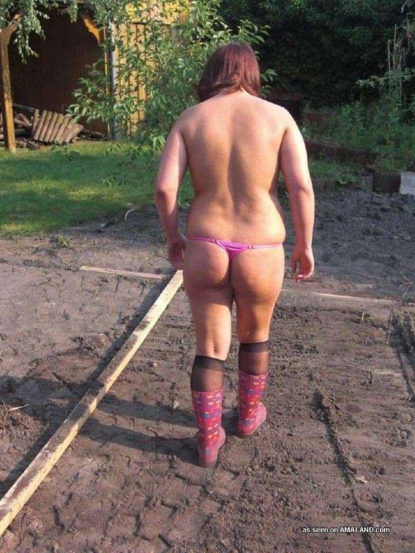 Grasa mostrando sus tetas al aire libre
 #71721791