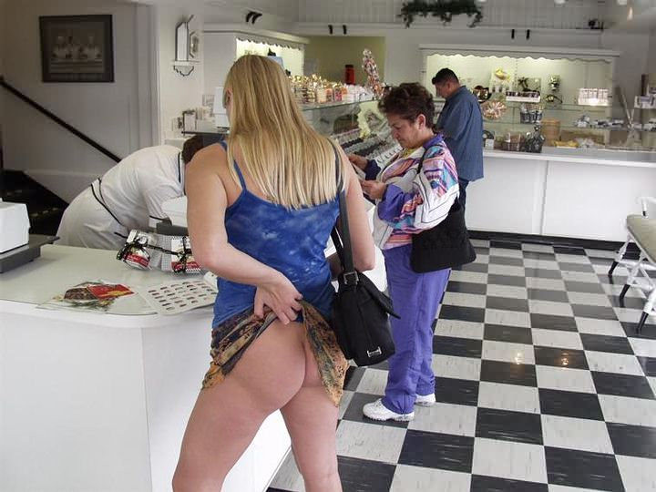 Rubia tetona exhibe sus tetas en público en un centro comercial local
 #78914297