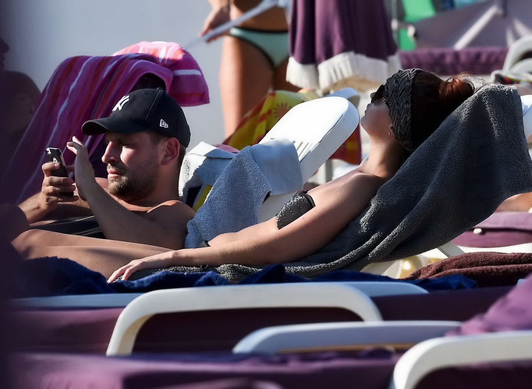 Jennifer metcalfe zeigt ihren saftigen Bikini-Arsch
 #75156109