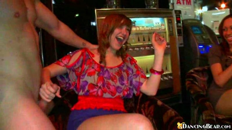 Chicas borrachas en un frenesí de mamadas en un club de striptease
 #78895798