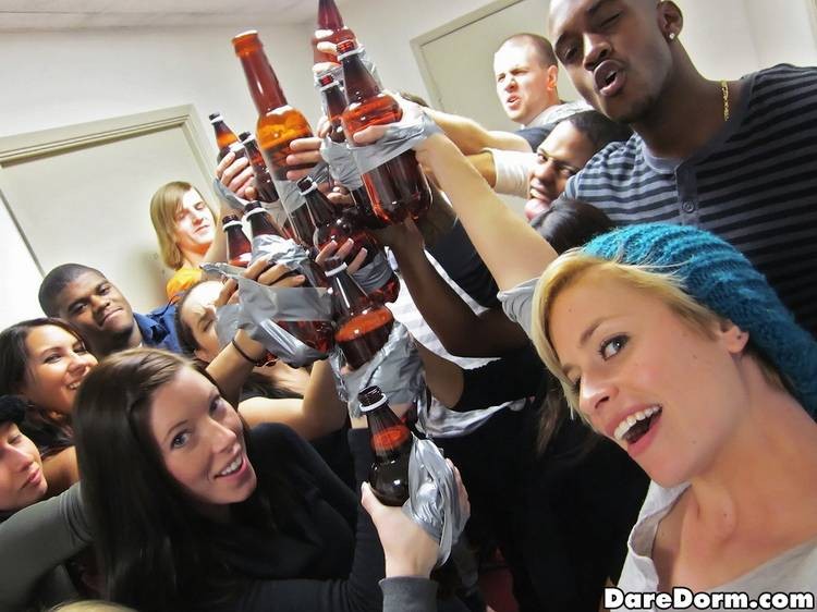 Verdaderas universitarias bebiendo y follando en su habitación
 #75703820