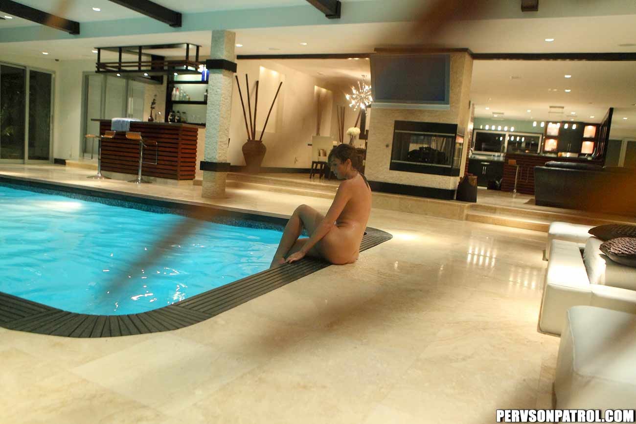裸で泳ぐバストアップされたホットなセクシーベイブのソフトコアポルノ
 #74803888