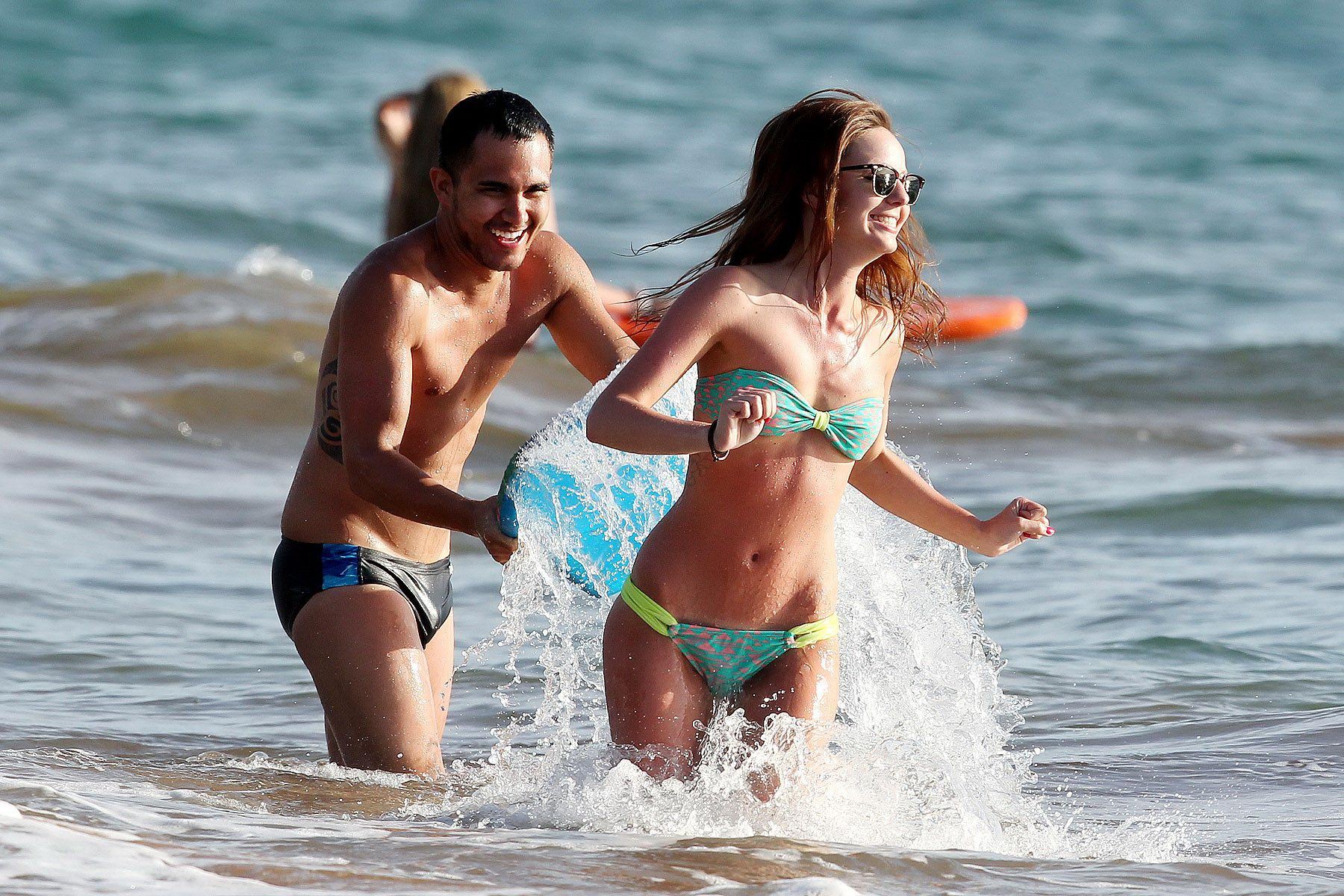 Samantha droke muestra el cameltoe luciendo un bikini en una playa de hawaii
 #75264888