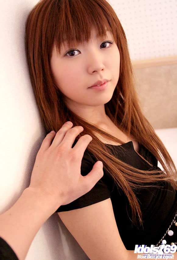 Carina ragazza giapponese che si spoglia per la macchina fotografica
 #69948988