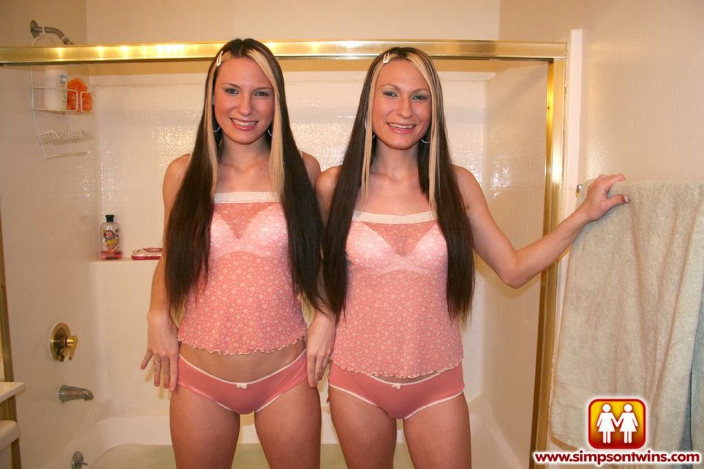 18歳の双子の姉妹がバスタブの中で裸になりオナニーをする
 #78121267