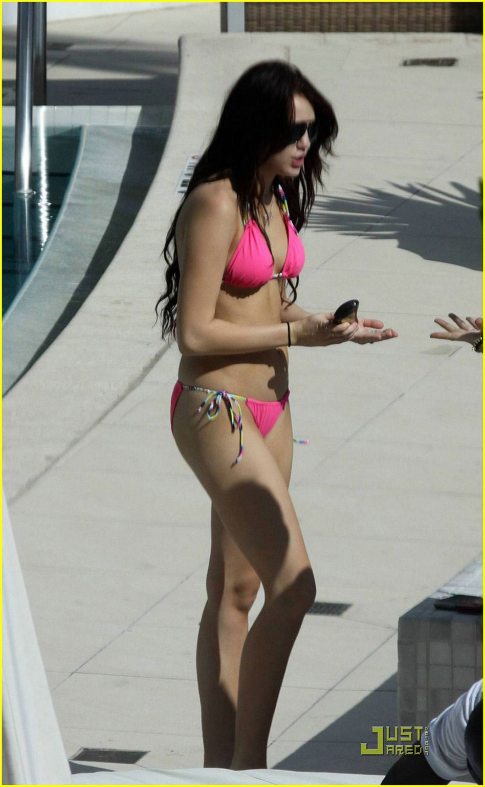 Miley cyrus jeune chanteuse sexy s'amusant sur la piscine et montrant son cul parfait et n
 #75371071