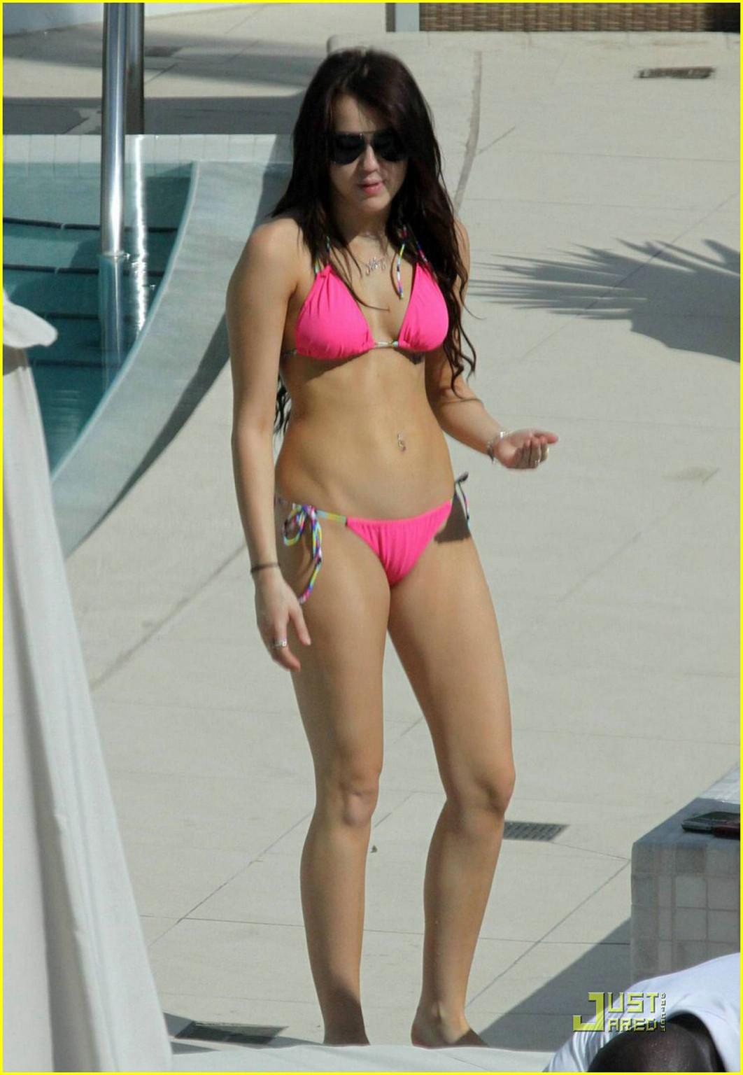 Miley Cyrus giovane cantante sexy godendo in piscina e mostrando il suo culo perfetto e n
 #75371104