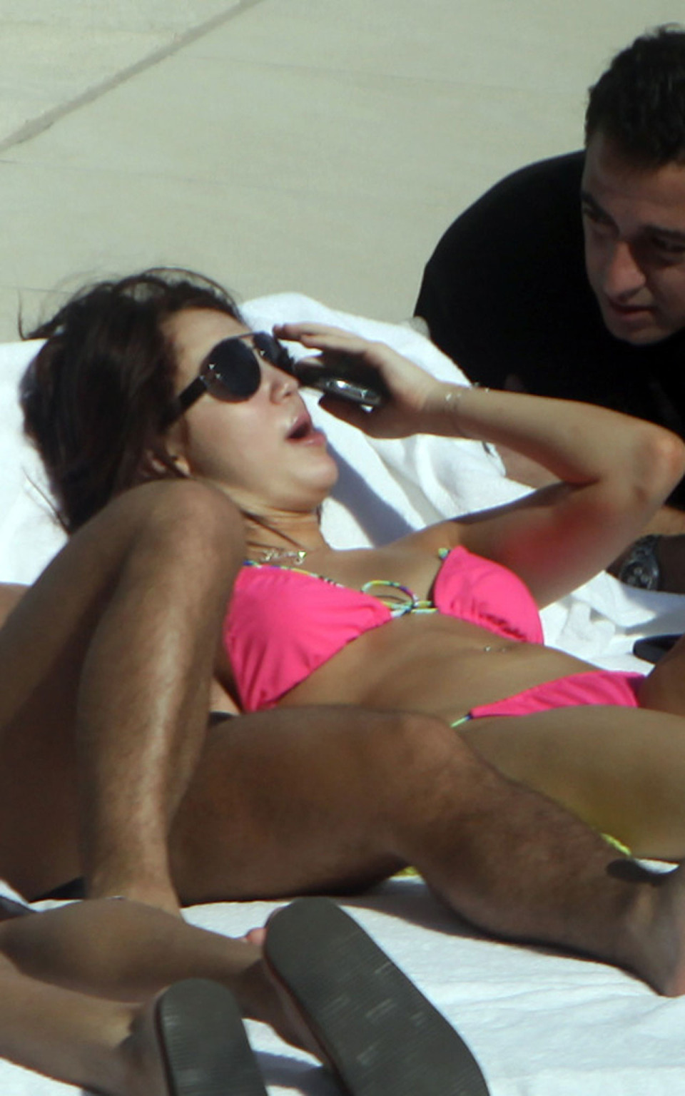 Miley Cyrus giovane cantante sexy godendo in piscina e mostrando il suo culo perfetto e n
 #75371202