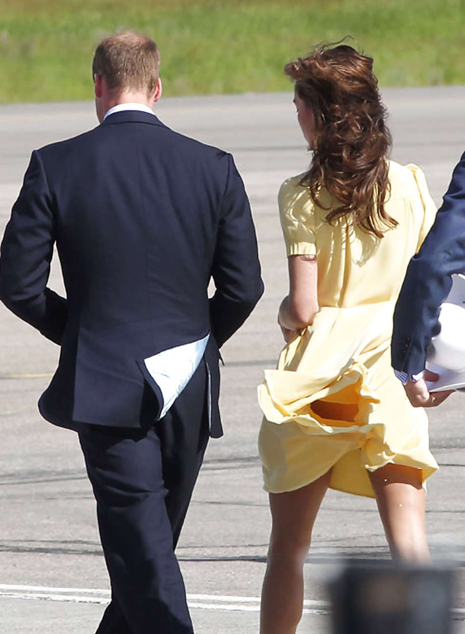Kate Middleton montre sa culotte alors que le vent souffle sur sa robe jaune.
 #75296858