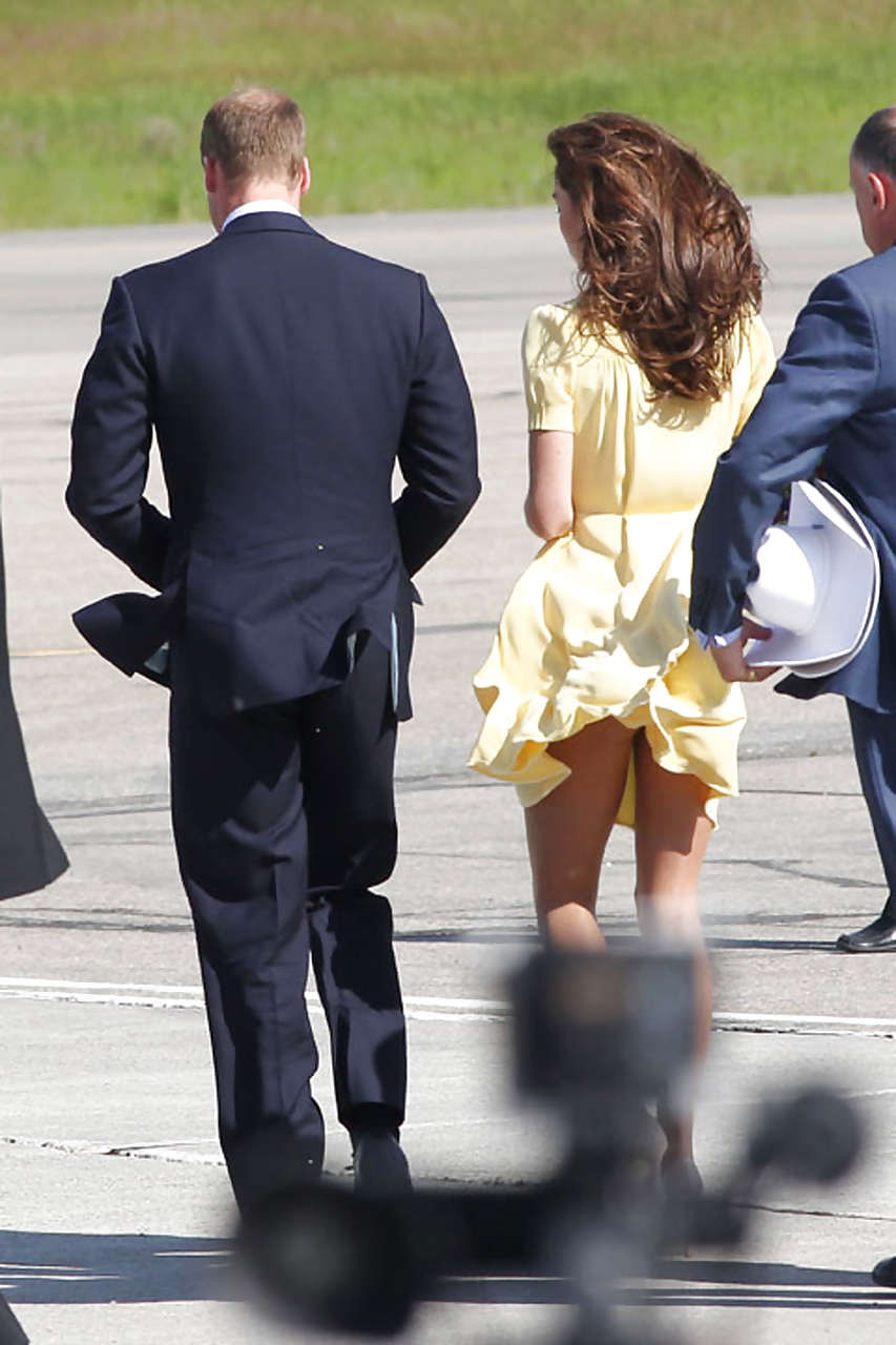 Kate Middleton zeigt ihr Höschen, während der Wind ihr gelbes Kleid weht
 #75296875