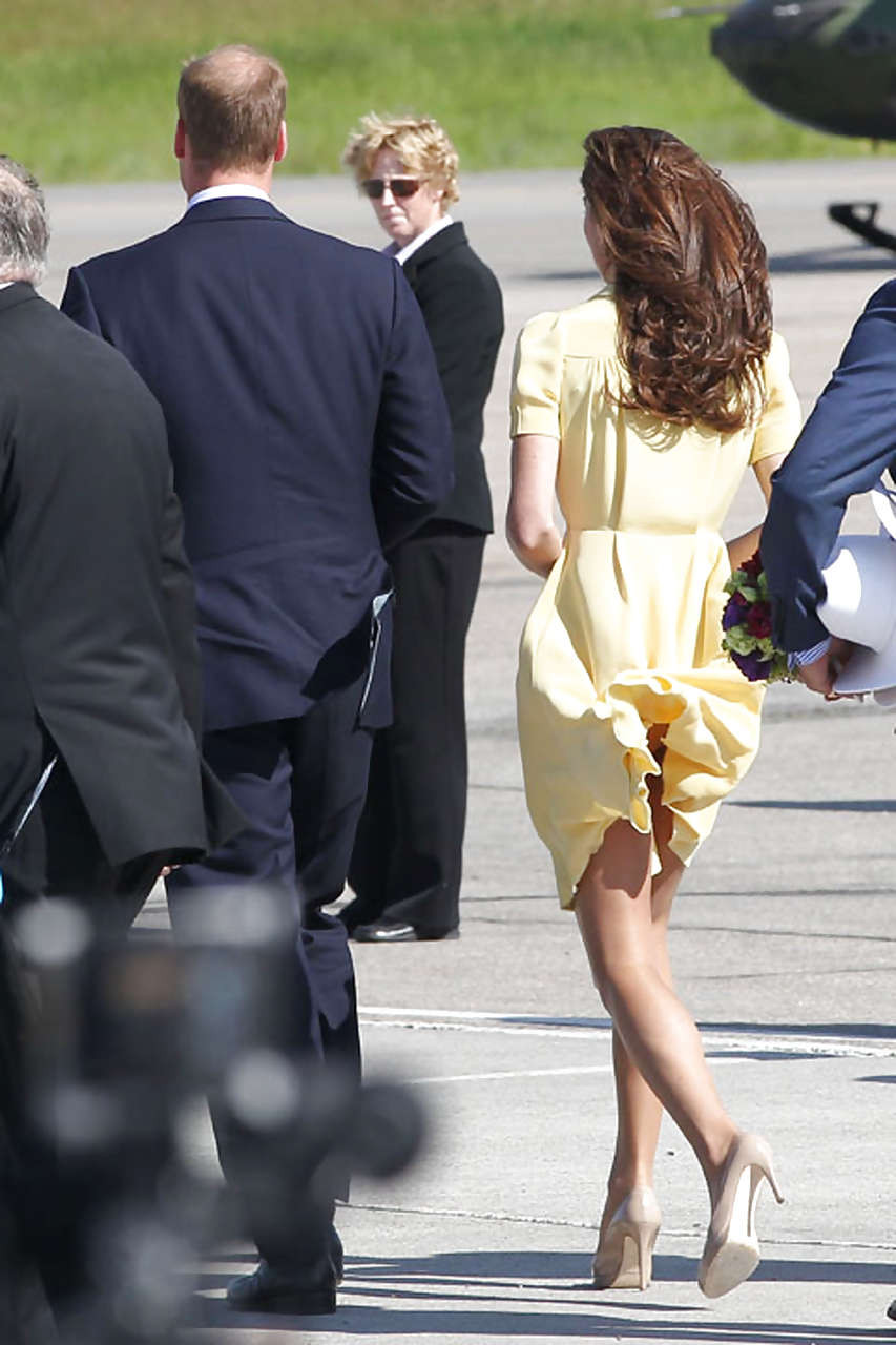 Kate Middleton che mostra le sue mutandine mentre il vento soffia il suo vestito giallo
 #75296888