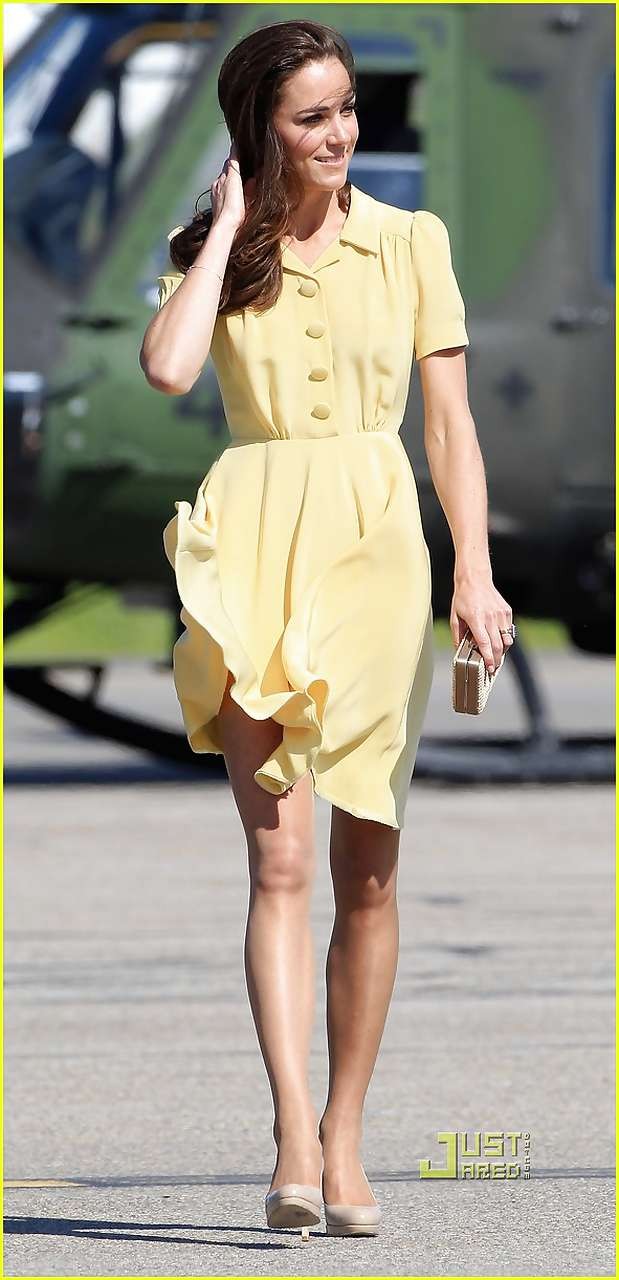 Kate Middleton che mostra le sue mutandine mentre il vento soffia il suo vestito giallo
 #75296893