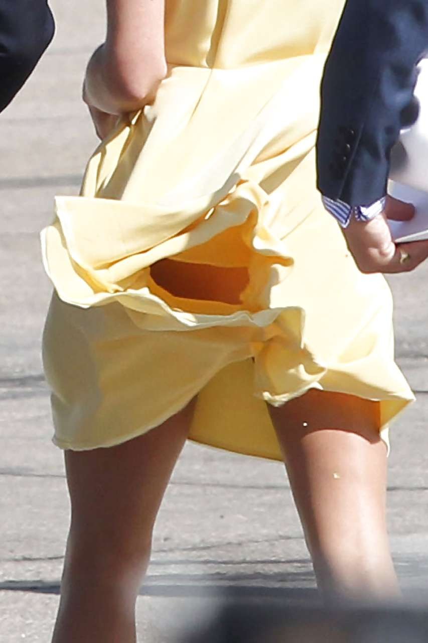 Kate Middleton che mostra le sue mutandine mentre il vento soffia il suo vestito giallo
 #75296961