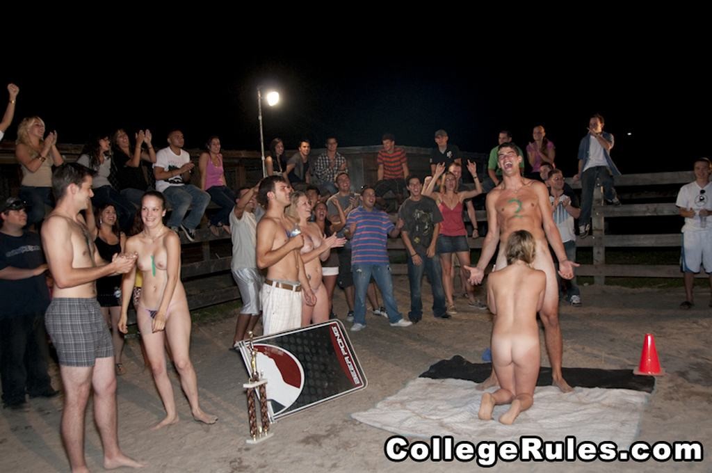 Étudiants ivres et nus faisant la fête à l'école dans des images faites maison.
 #78891029