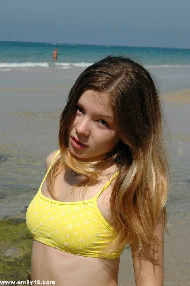 La joven Emily en su pequeño bikini amarillo
 #72323154