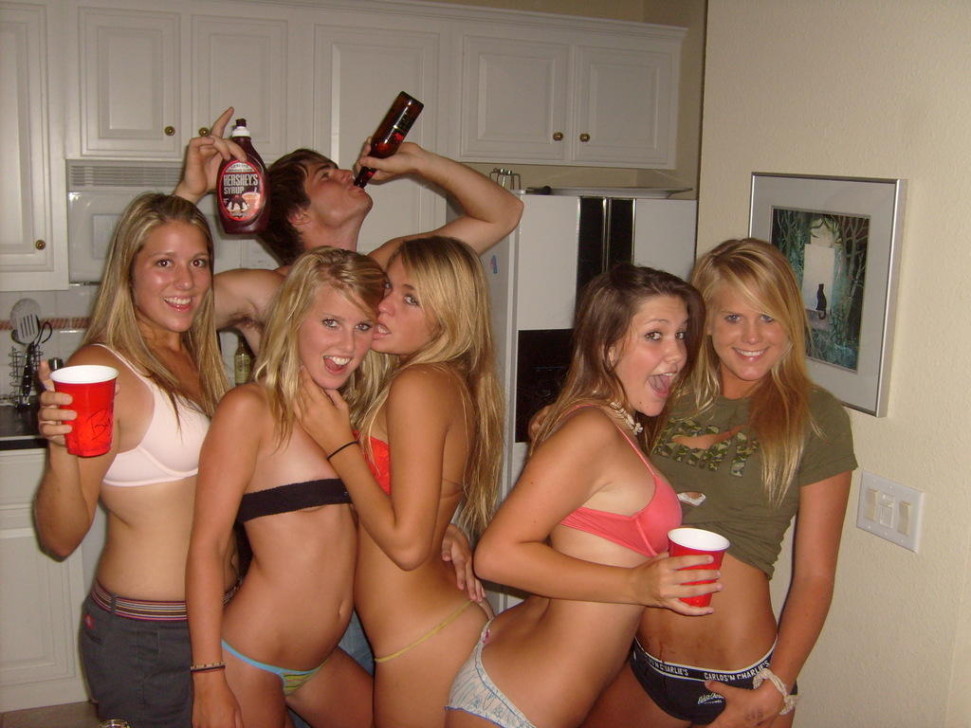 Des filles sexy aux gros seins s'exhibant devant l'appareil photo.
 #67110847