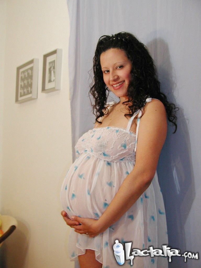 Latina embarazada de barriga grande en su camisón
 #70056130