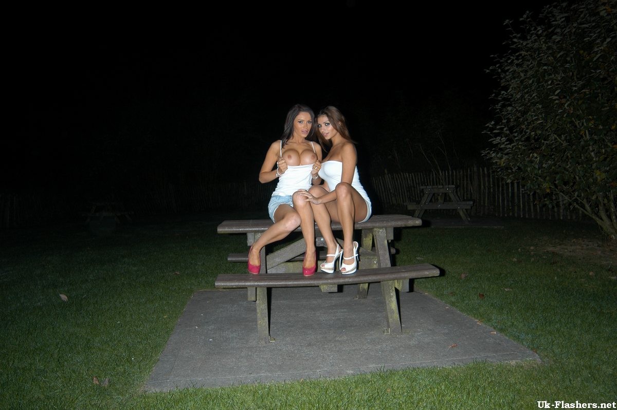 Zwei Mädchen auf eine wilde Nacht aus
 #67350268