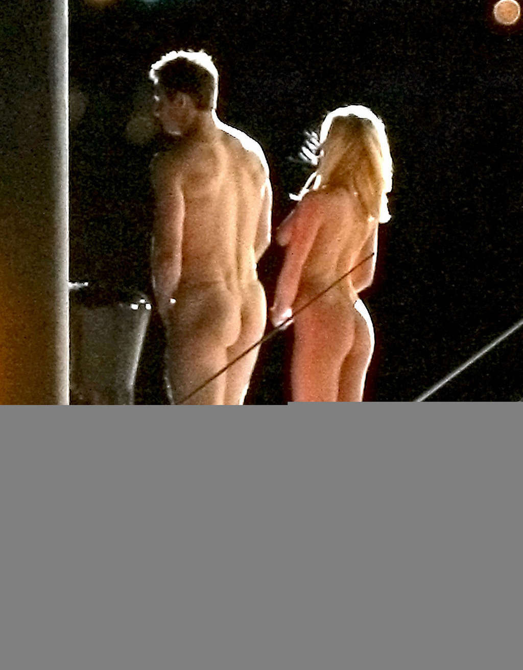 アンナ・ファリス、プールの前でセクシーな裸体とセクシーなお尻を見せる
 #75343018