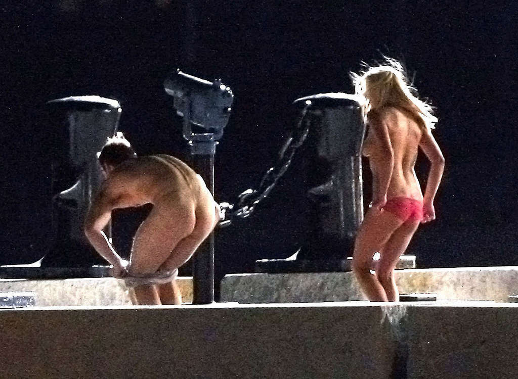 Anna faris mostrando su cuerpo sexy desnudo y su culo caliente frente a la piscina
 #75343033