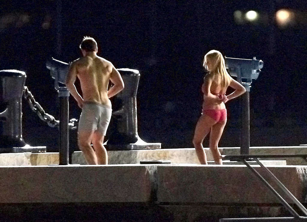 Anna faris mostrando su cuerpo sexy desnudo y su culo caliente frente a la piscina
 #75343058