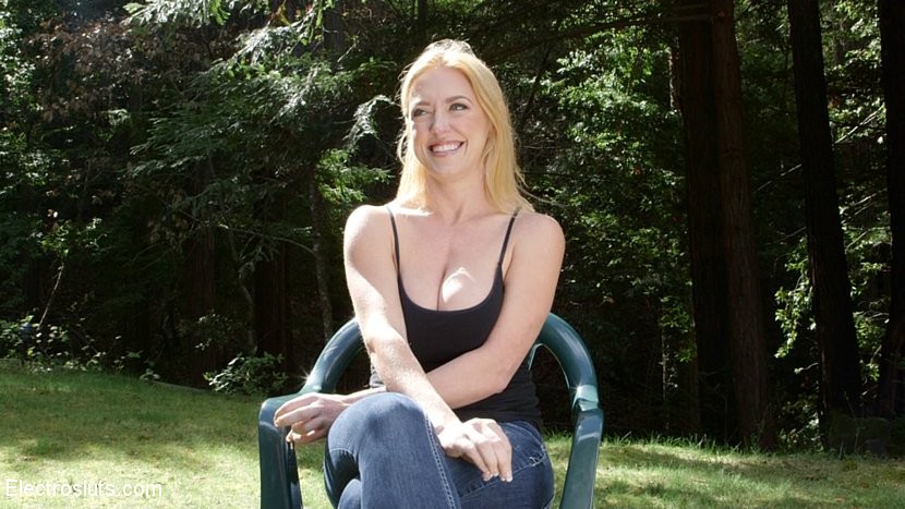 Sharon darling ligotée dans les bois et électro jouée par lezdom ma
 #71933913