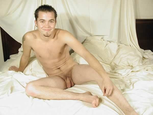 Joven amateur caliente desnudo en la cama
 #77008518