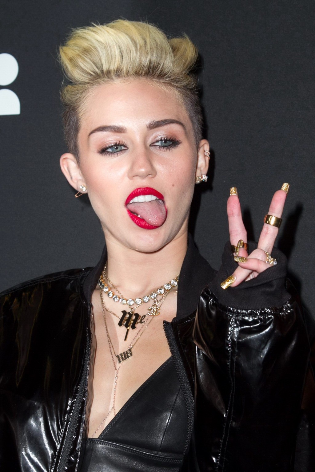 Miley Cyrus portant un crop top en cuir lors de la soirée de lancement de Myspace.
 #75228706