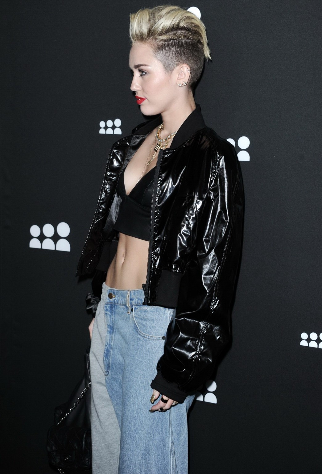 Miley Cyrus portant un crop top en cuir lors de la soirée de lancement de Myspace.
 #75228795