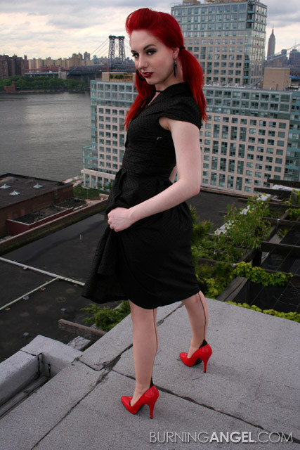 Emo punk pelirroja con falda mostrando su coño en público
 #76409226